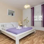 Six-bedroom In בית נופש