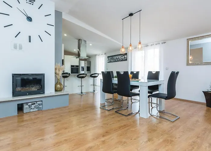 Six-bedroom In