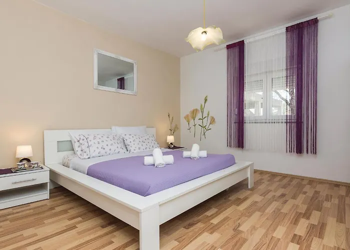 Six-bedroom In Ferienhaus