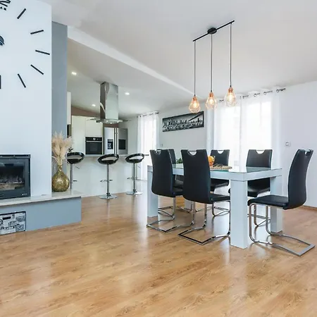 Six-bedroom In