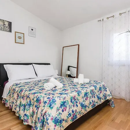 Stunning In With Wifi Galovac (Zadar)