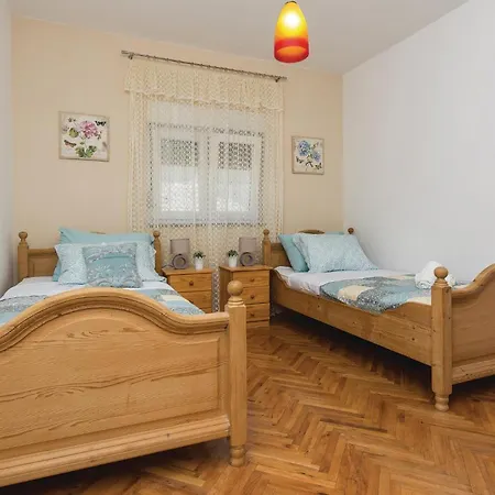 Six-bedroom In Galovac (Zadar)