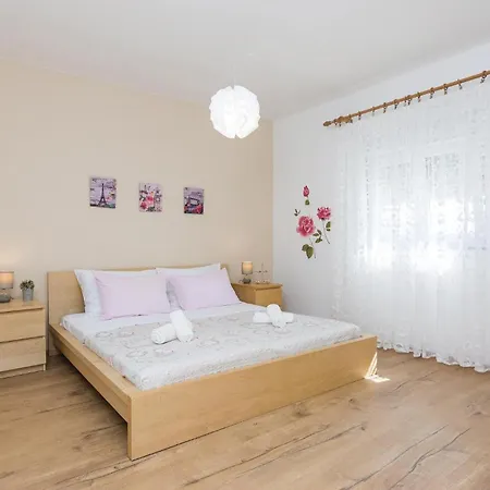 Six-bedroom In Galovac (Zadar)