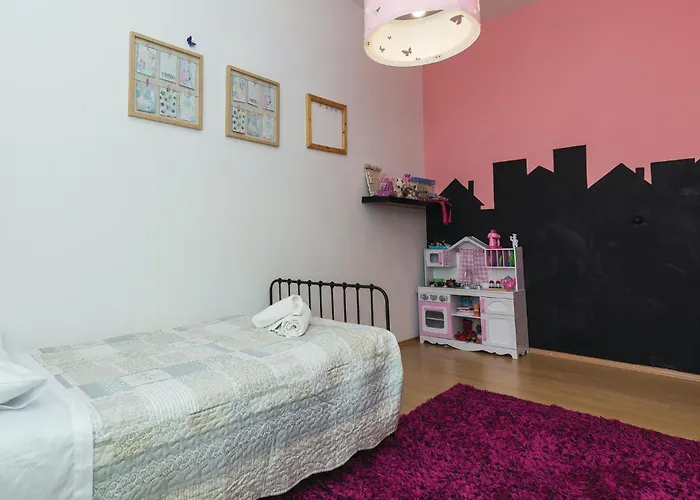 Six-bedroom In Nyaraló Galovac